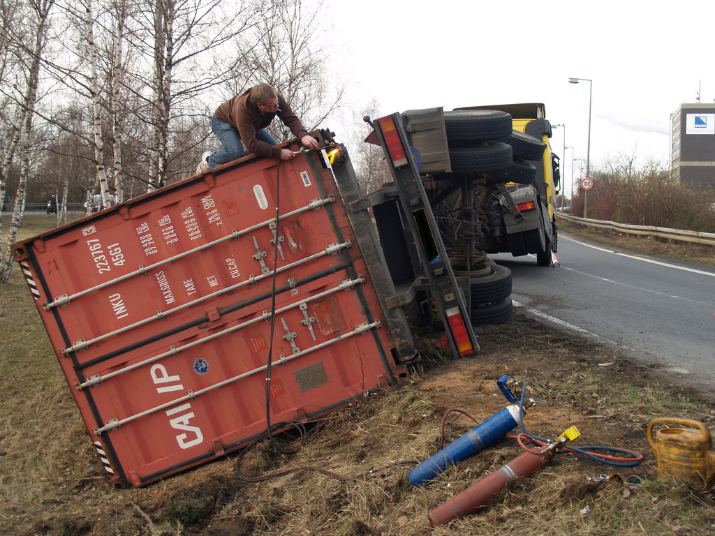 LKW verliert Container Koeln Niehler Ei P069.JPG